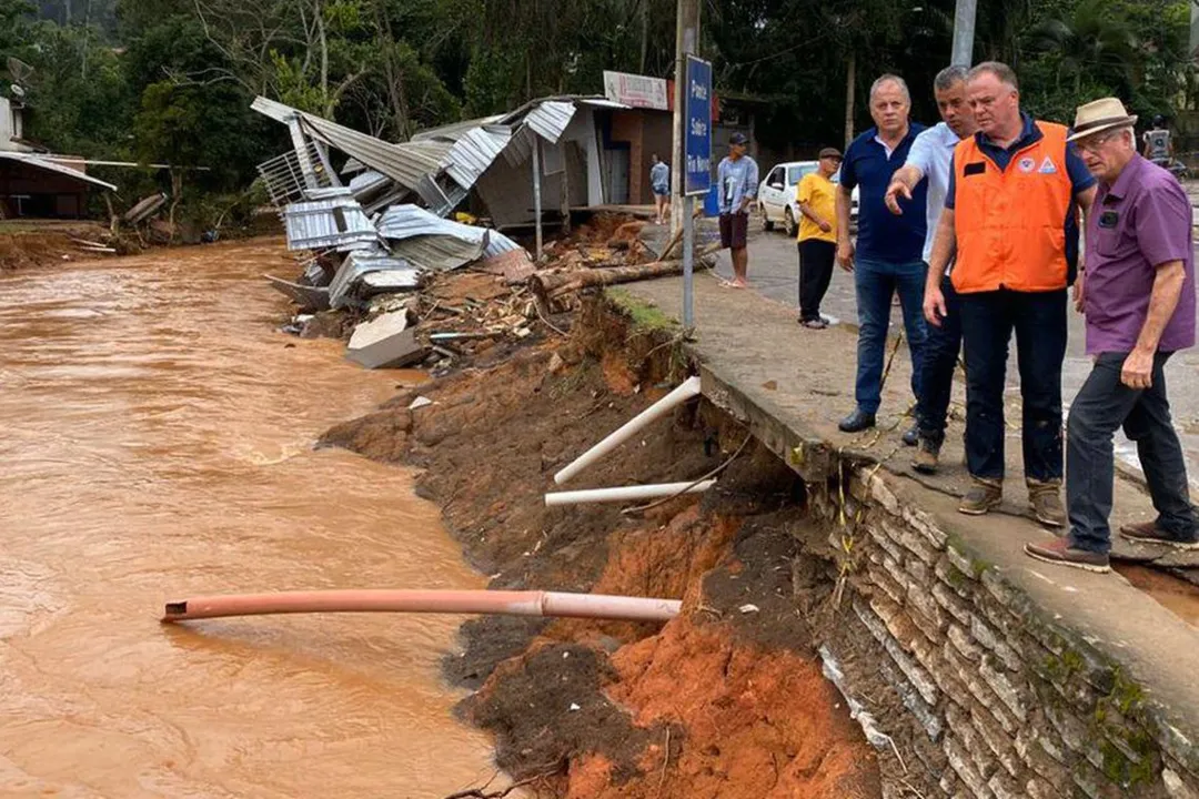 Comércio presta ajuda às vítimas das enchentes no Sudeste