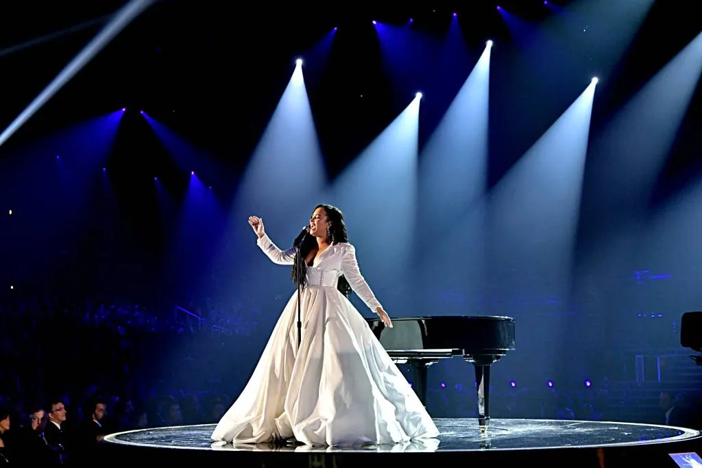 Demi Lovato faz retorno emocionante no Grammy após overdose