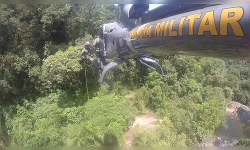 Médica usa rapel para descer de helicóptero e resgate pioneiro salva mulher em cachoeira