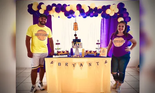 Casal fã de Kobe Bryant prepara chá de bebê do Lakers e recebe notícia da morte do jogador durante a festa