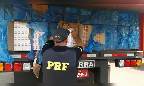 PRF apreende duas carretas com 650 mil carteiras de cigarro em Campo Mourão 