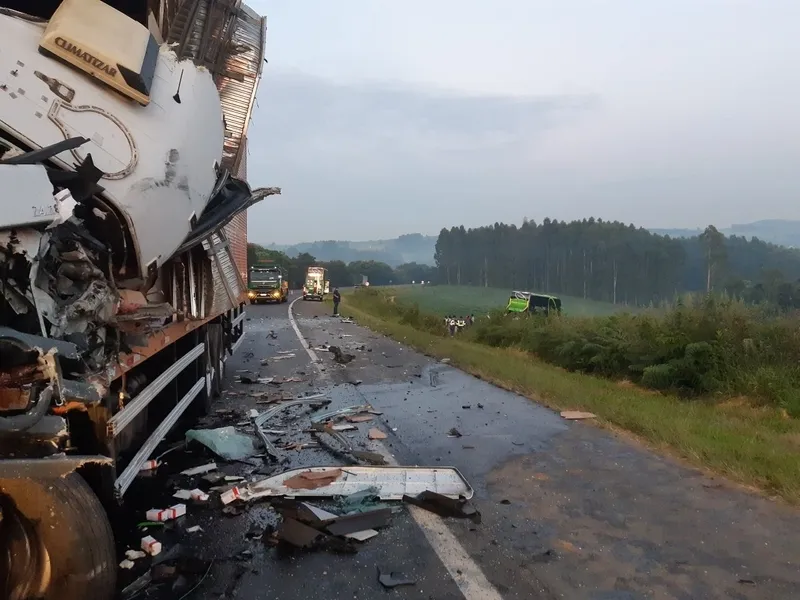 Grave acidente com ônibus causa morte na BR-373