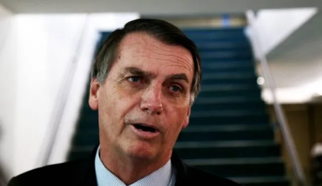 Bolsonaro avalia rever uso de aviões da FAB