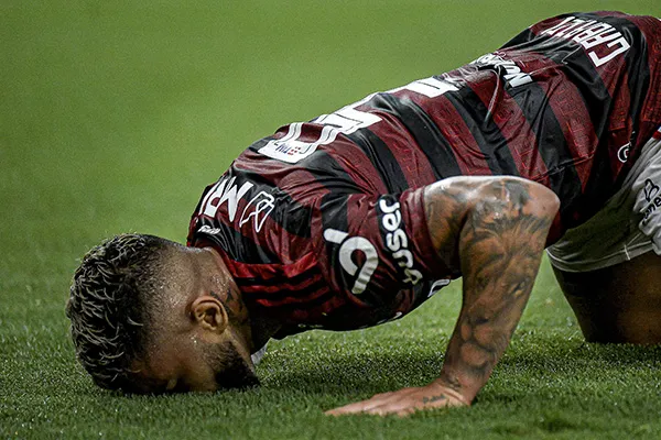 Gabriel anuncia acordo para permanecer no Flamengo