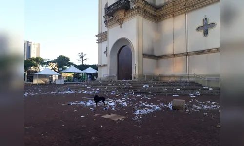 Praça de Apucarana amanhece coberta de lixo