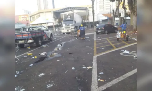 
							Praça de Apucarana amanhece coberta de lixo
						
						