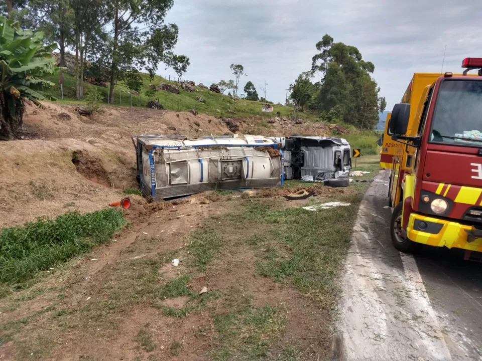 Caminhão carregado com produto químico tomba em Mauá da Serra