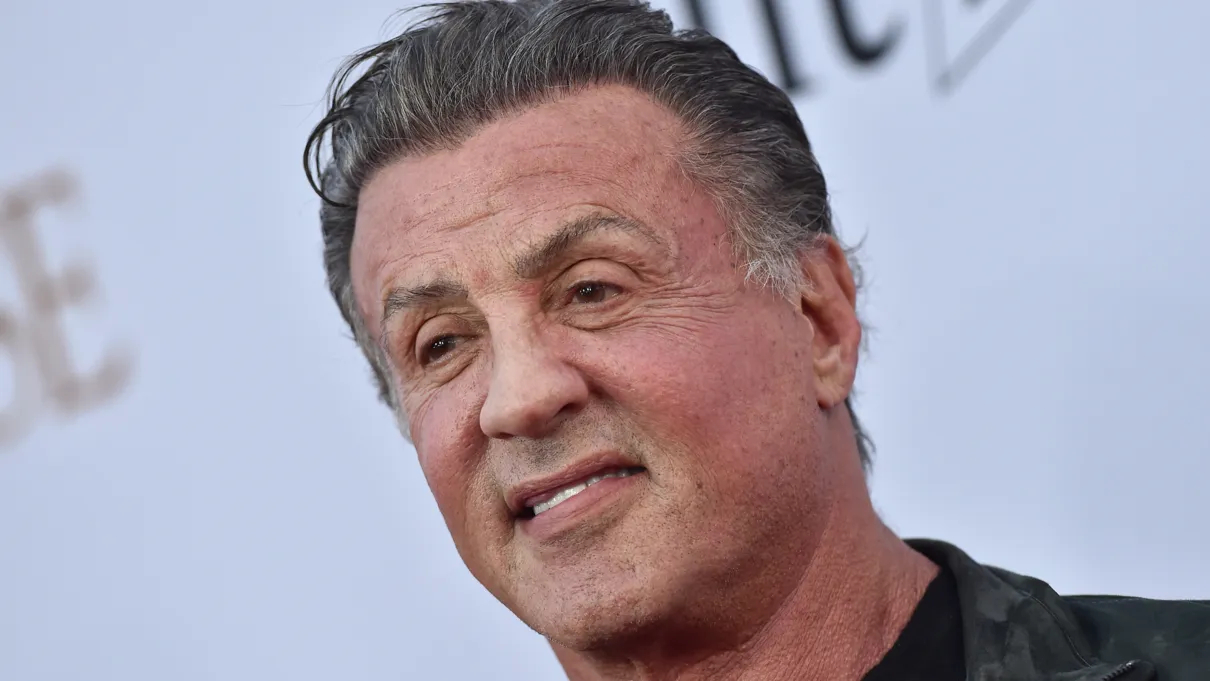 Stallone surpreende fãs ao mostrar pela primeira vez barba e cabelos grisalhos: "Verdadeiro"