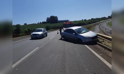 Motorista perde controle da direção e bate em defensa metálica na BR-376