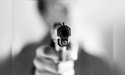 Ladrões armados invadem casa, em Arapongas