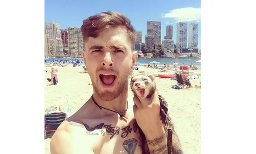 Jovem vende tudo que tem e viaja o mundo com furão