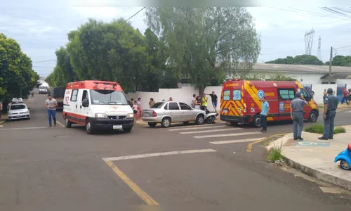 Acidente entre moto e carro deixa duas pessoas feridas em Apucarana; assista