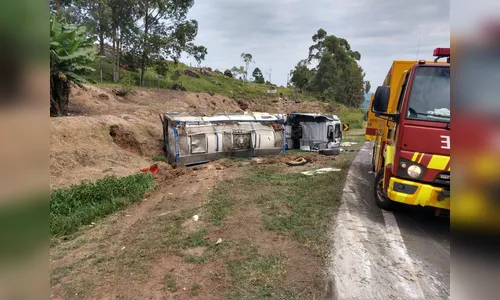 Caminhão carregado com produto químico tomba em Mauá da Serra