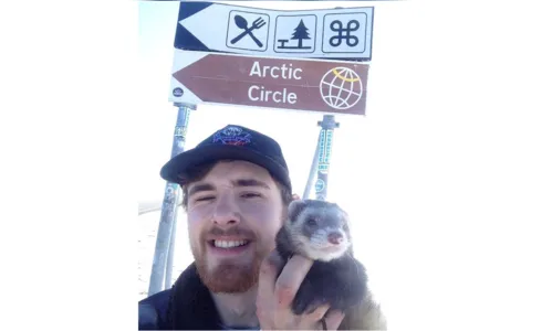 
							Jovem vende tudo que tem e viaja o mundo com furão
						
						