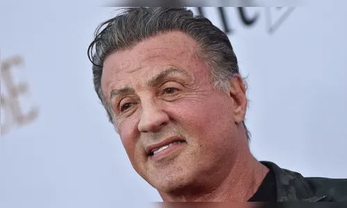 Stallone surpreende fãs ao mostrar pela primeira vez barba e cabelos grisalhos: 
