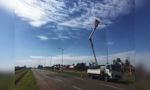 Superpostes de trecho da PR-218 recebem novas luminárias de Led, em Arapongas
