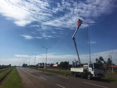 Superpostes de trecho da PR-218 recebem novas luminárias de Led, em Arapongas