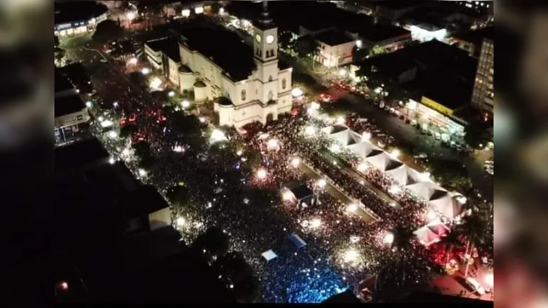 Imagem ilustrativa da notícia MILHARES NO SHOW E OPOSIÇÃO AMARGA