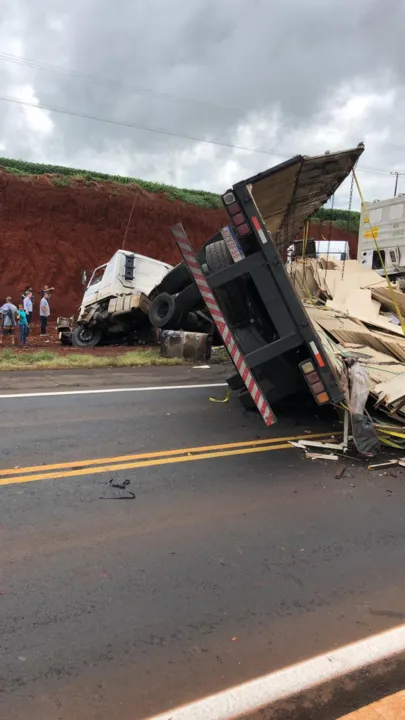 BR-376 fica interditada após acidente envolvendo quatro caminhões, entre Marilândia e Mauá da Serra