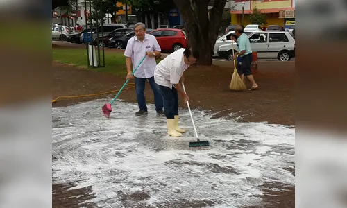 Acea lava Praça Rui Barbosa após festa de Apucarana