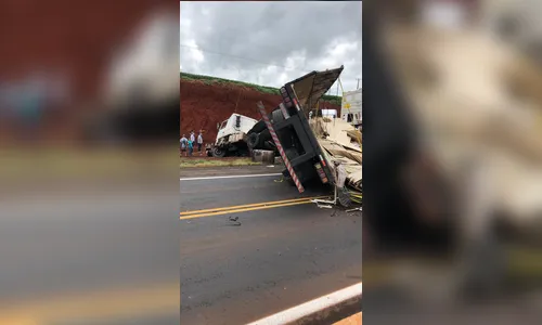 BR-376 fica interditada após acidente envolvendo quatro caminhões, entre Marilândia e Mauá da Serra