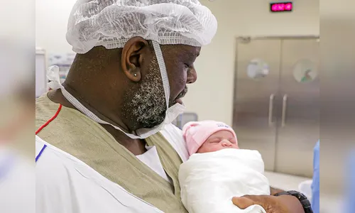 Péricles comemora e apresenta a filha recém-nascida, Maria Helena