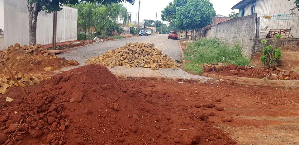 São várias frentes de serviços trabalhando na construção de galerias pluviais, meio-fio, pavimentação com pedras irregulares em diversos trechos da cidade