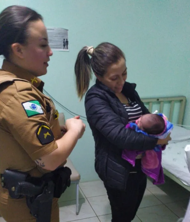 Bebê se engasga e é salvo durante atendimento da PM por telefone, em Pinhão