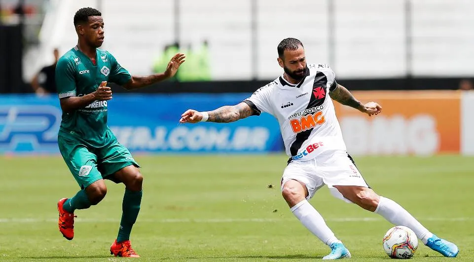 Sob forte calor, Vasco perde da Cabofriense e se complica na Taça Guanabara