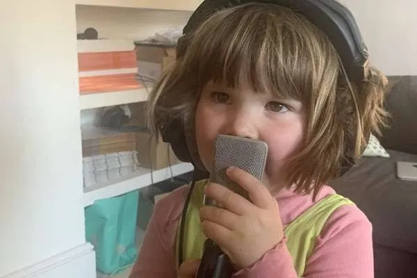 Menina de 3 anos viraliza com música sobre dinossauros, que ela mesma compôs