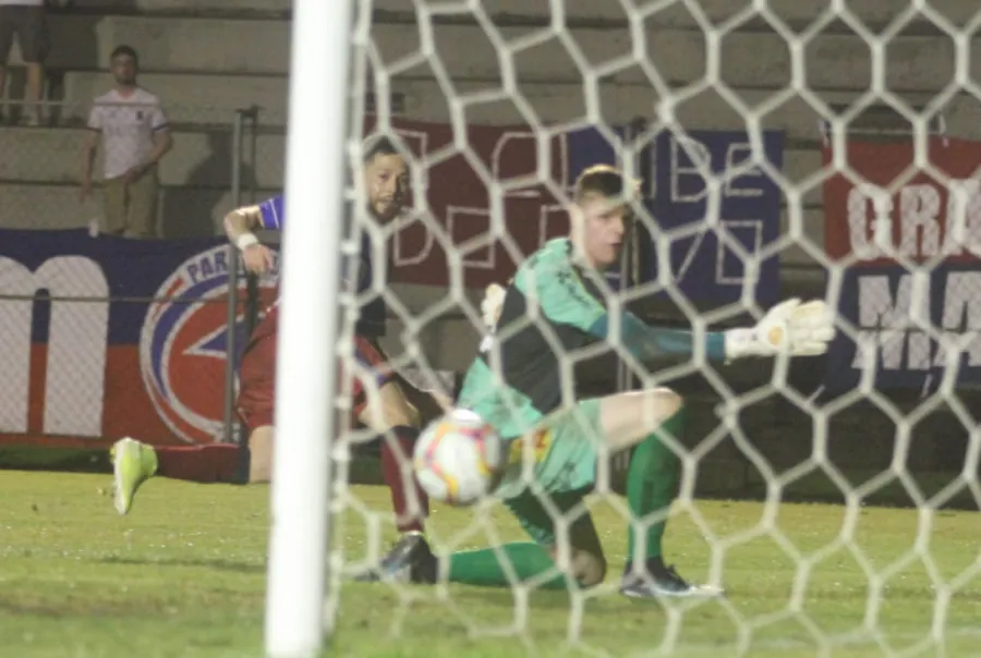 Com um jogador a mais, Paraná perde com gol aos 52 e vê fim de tabu