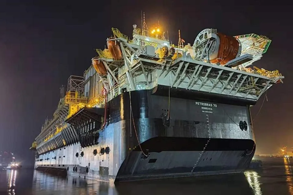 Temporal empurra navio de 78 mil toneladas para orla no RJ