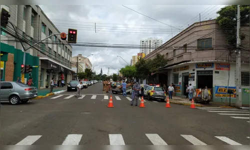 Caminhonete fica de ponta cabeça após colisão na Barra Funda, em Apucarana