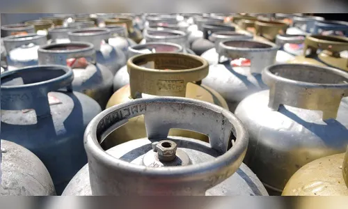 Durante fuga suspeito de furto arremessa botijões de gás na viatura da PM de Apucarana