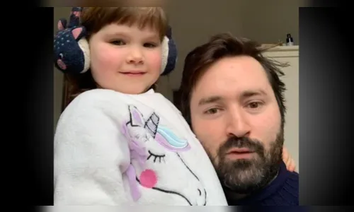 
							Menina de 3 anos viraliza com música sobre dinossauros, que ela mesma compôs
						
						