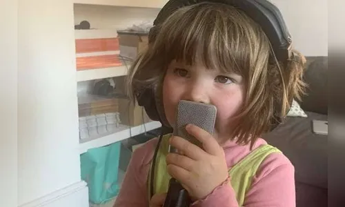 Menina de 3 anos viraliza com música sobre dinossauros, que ela mesma compôs
