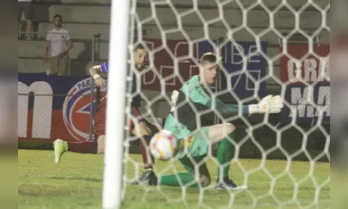 Com um jogador a mais, Paraná perde com gol aos 52 e vê fim de tabu