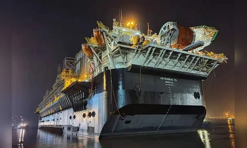 Temporal empurra navio de 78 mil toneladas para orla no RJ