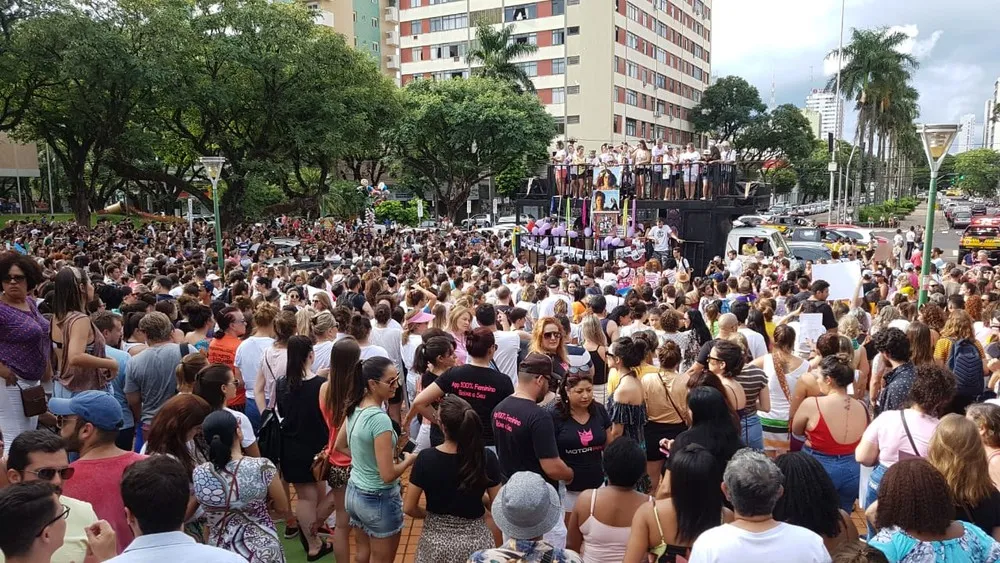 Manifestações prestam homenagens à bailarina morta em Maringá e pedem pelo fim da violência contra as mulheres