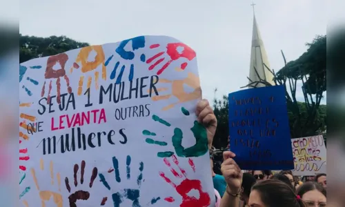 
						
							Manifestações prestam homenagens à bailarina morta em Maringá e pedem pelo fim da violência contra as mulheres
						
						