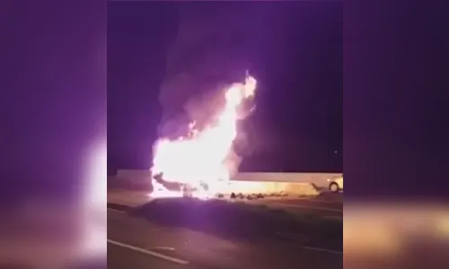 Carro explode após batida e motorista morre carbonizado em Maringá