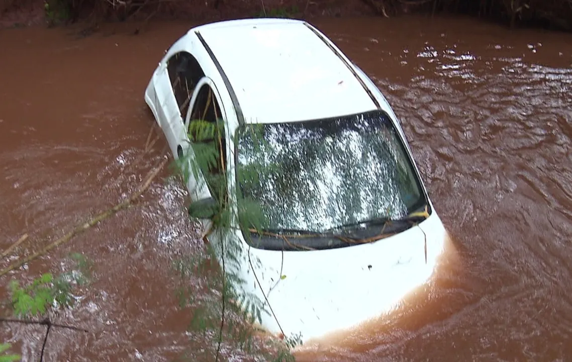 Carro caiu em rio após acidente na PR-551, entre Floresta e Ivatuba — Foto: Alex Magosso/RPC