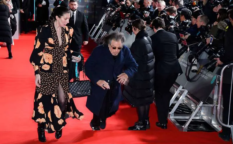 Aos 79 anos, Al Pacino cai no tapete vermelho do BAFTA e é ajudado por namorada