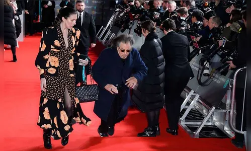 Aos 79 anos, Al Pacino cai no tapete vermelho do BAFTA e é ajudado por namorada