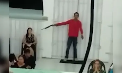 Assaltante invade igreja, aponta arma para cabeça de mulher e rouba fiéis durante culto