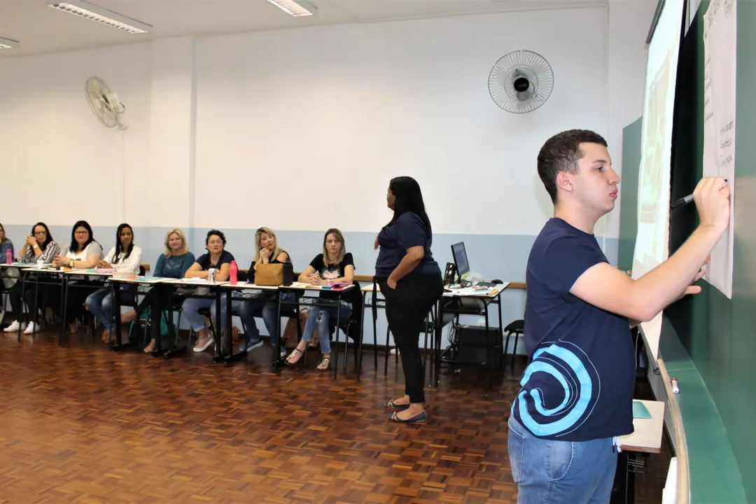 Educação capacita servidores para ensino em tempo integral