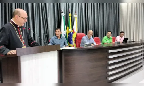 Bispo vai à Câmara e pede a Deus que dê sabedoria aos vereadores de Apucarana