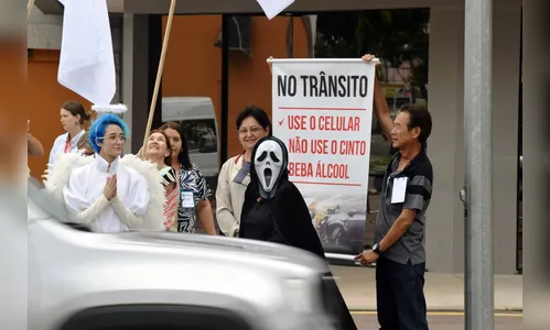 Hospital alerta sobre riscos do uso do celular no trânsito