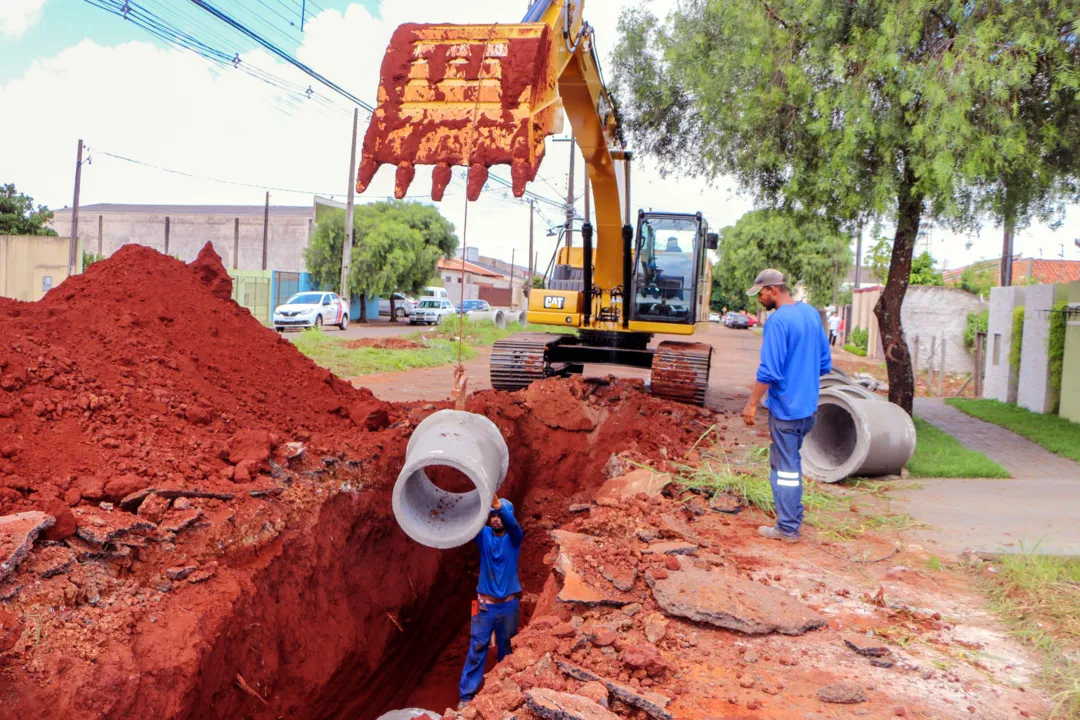 Empreiteira inicia reconstrução da Avenida Pinho Araucária, em Apucarana 