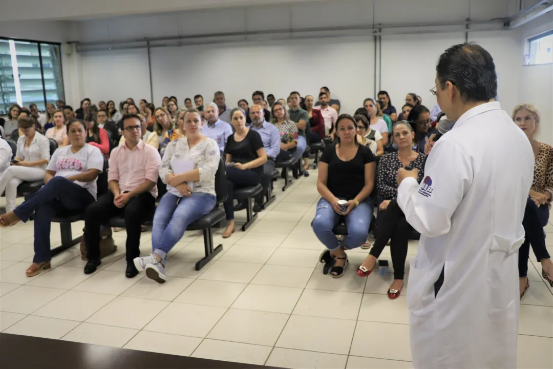 Novo coronavírus é tema de palestra entre profissionais da saúde em Arapongas